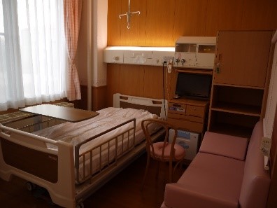 入院病室：各部屋にトイレ・洗面台があります